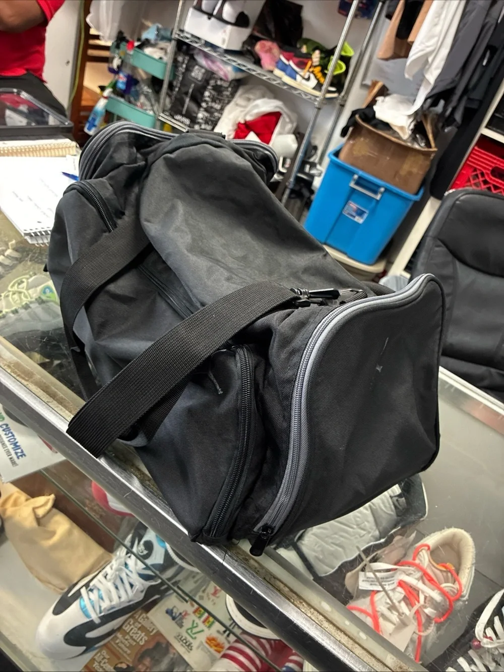 Nike Duffle Gym Bag ( 17”x11”x10”) Black E2-759 Pre Owned Used